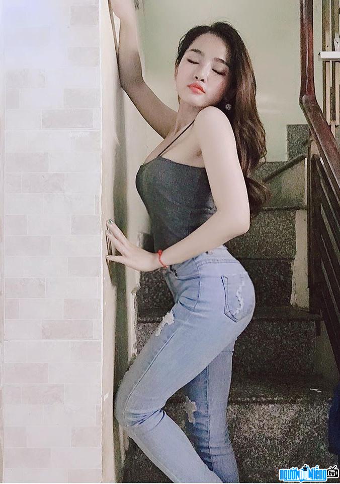  Thu Huong shows off her S-line body