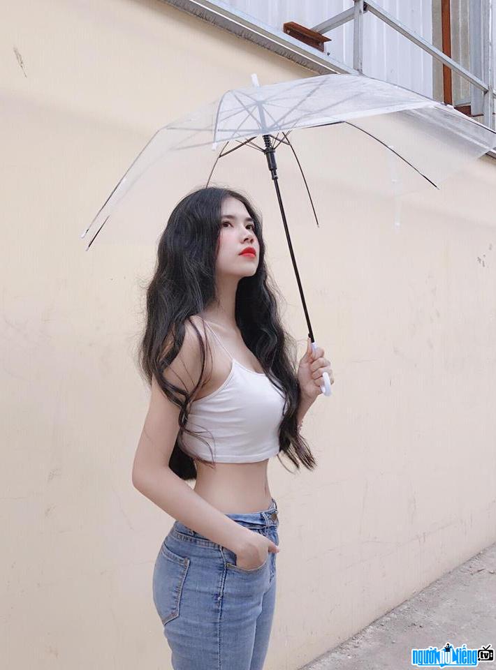  Quynh Mai shows off her figure with a crop-top shirt