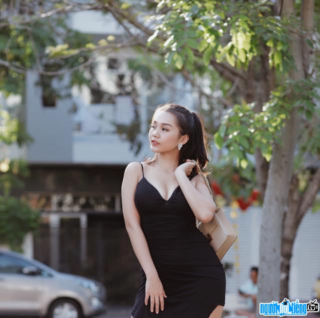  beautiful and seductive Trang Anh with a 2-piece dress