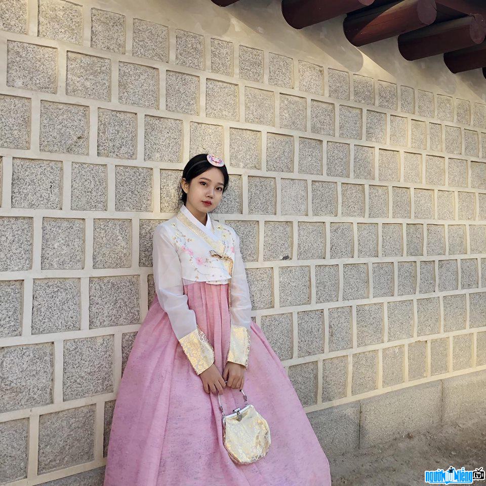 Uyên Vy hóa thành gái Hàn với trang phục Hanbok