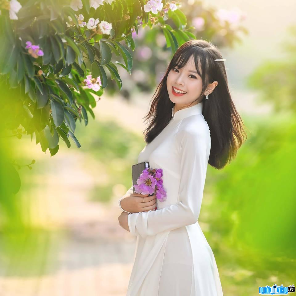  Ngan Ha shows her figure in a white dress with purple mauve flowers