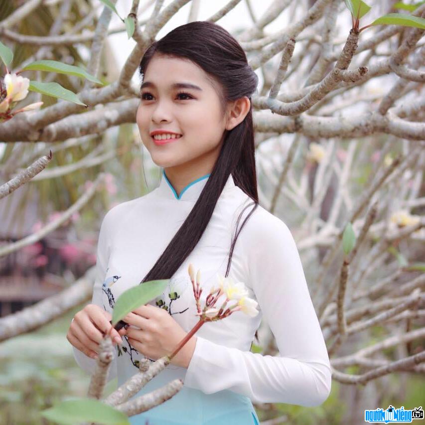  Tuyet Nhung is beautiful with a sunny smile