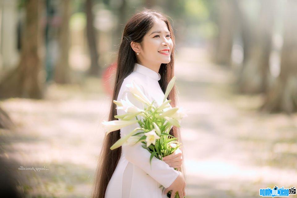 Trần Ánh khoe vẻ đẹp với hoa loa kèn