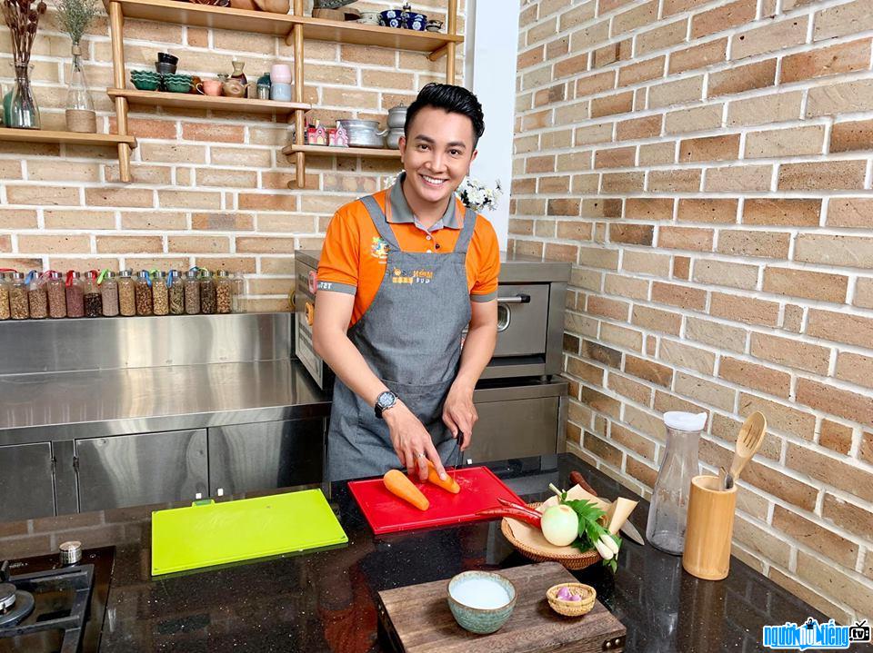 handsome Nguyen Bao wearing an apron in the kitchen