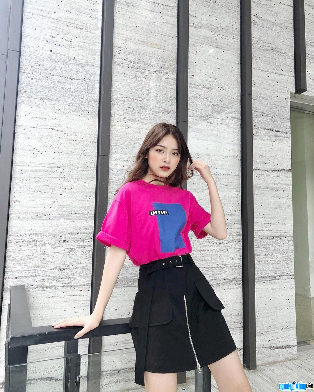  beautiful Thu Hien with black-pink style