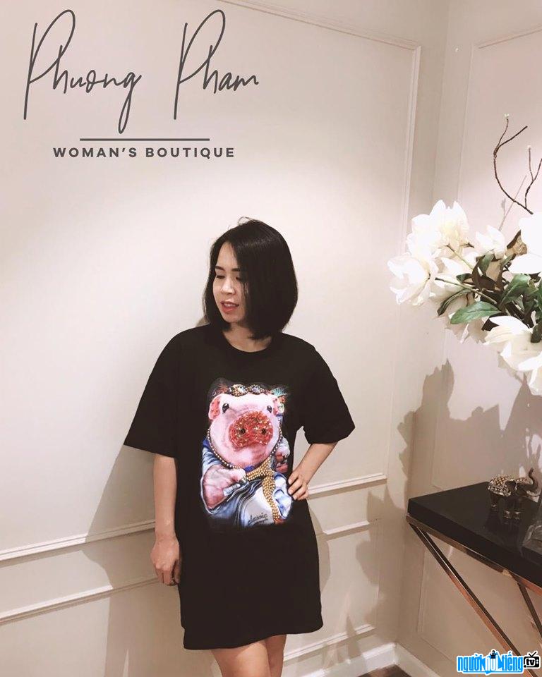  Lan Phuong with a personality black dress