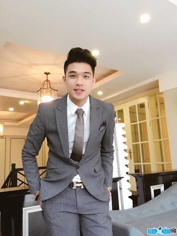  MC Hoang Thanh is handsome with a vest