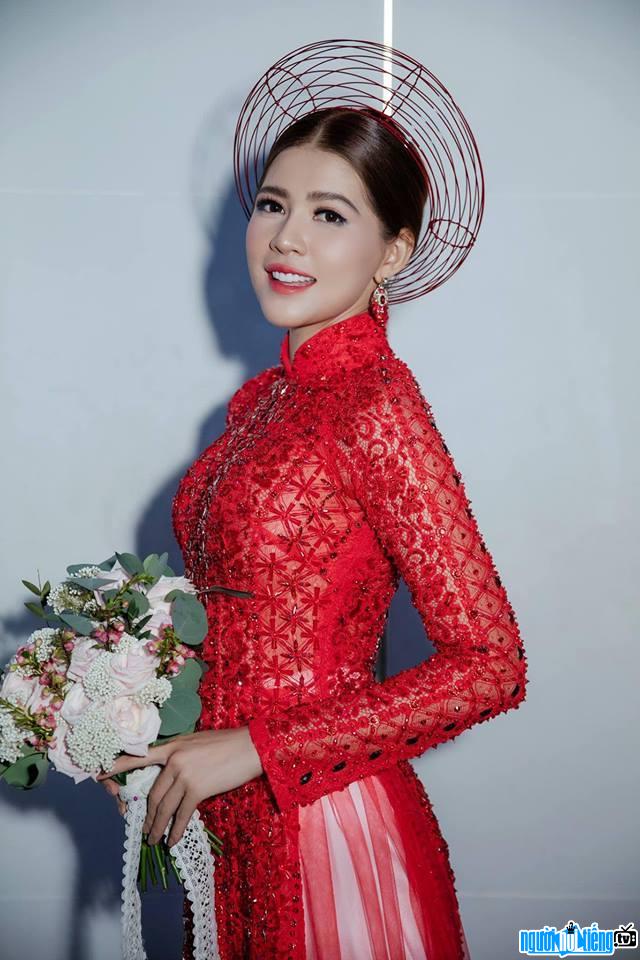 Kim Phụng xinh đẹp dịu dàng với áo dài đỏ truyền thống