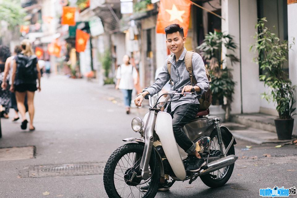  Dong Van Hung posing with a cup car