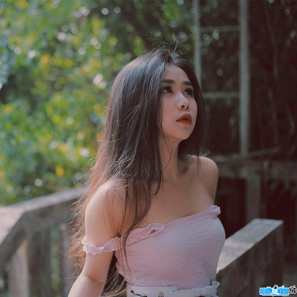 Hanh Quyen shows off her sexy bare shoulders