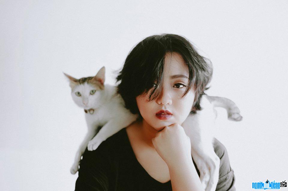  Nha Uyen takes pictures with her pet cat