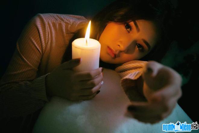  Bui Quynh is beautiful in front of candlelight