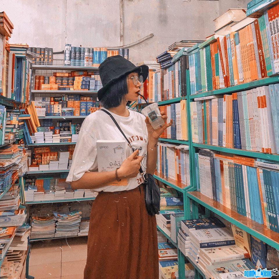  Hanh Trang is gentle and feminine in a bookstore