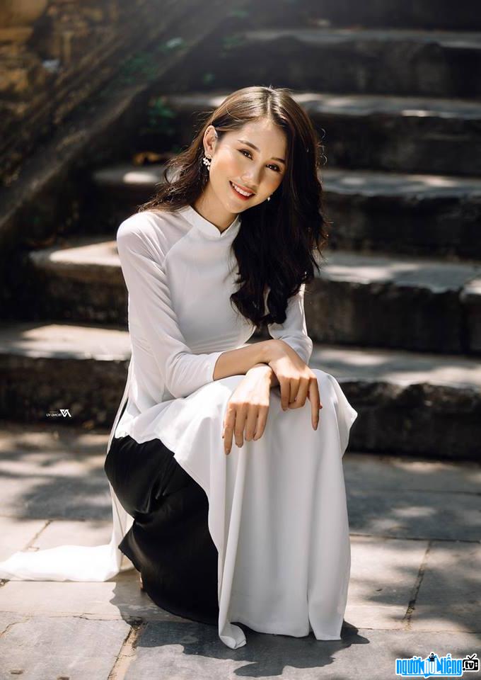  gentle Thuy Trang with pure white ao dai
