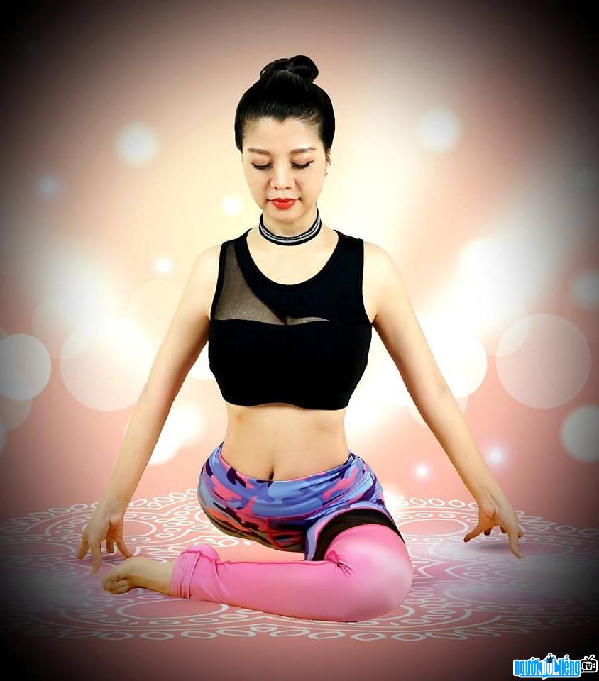 HLV yoga Nguyễn Hiếu tập trung cao độ trong bài tập