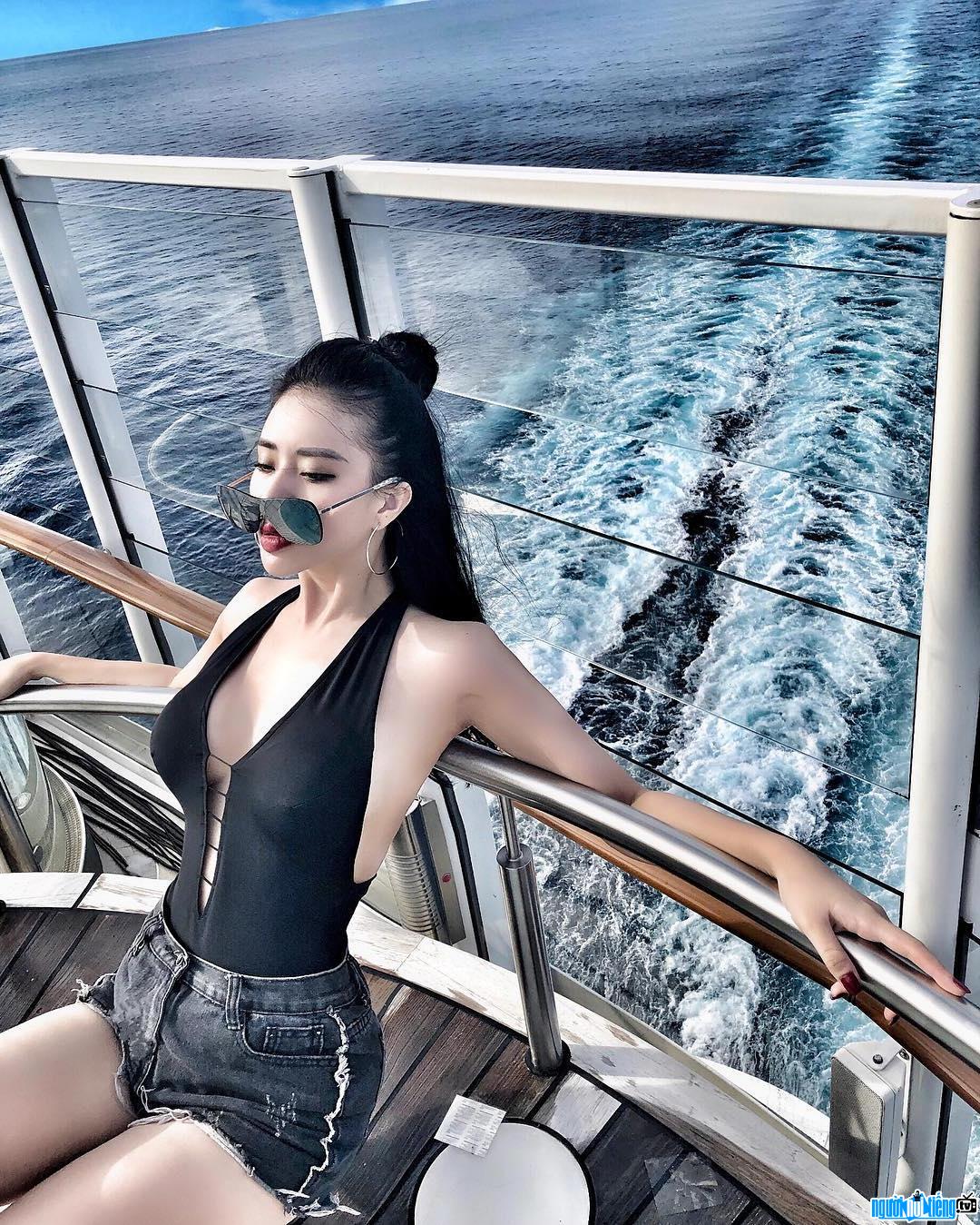  Thanh Tu showing off her hot body on the yacht
