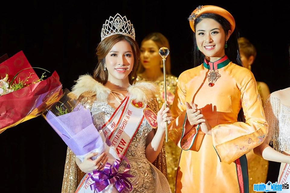  Miss Le Thu Thao side by side with Miss Ngoc Han