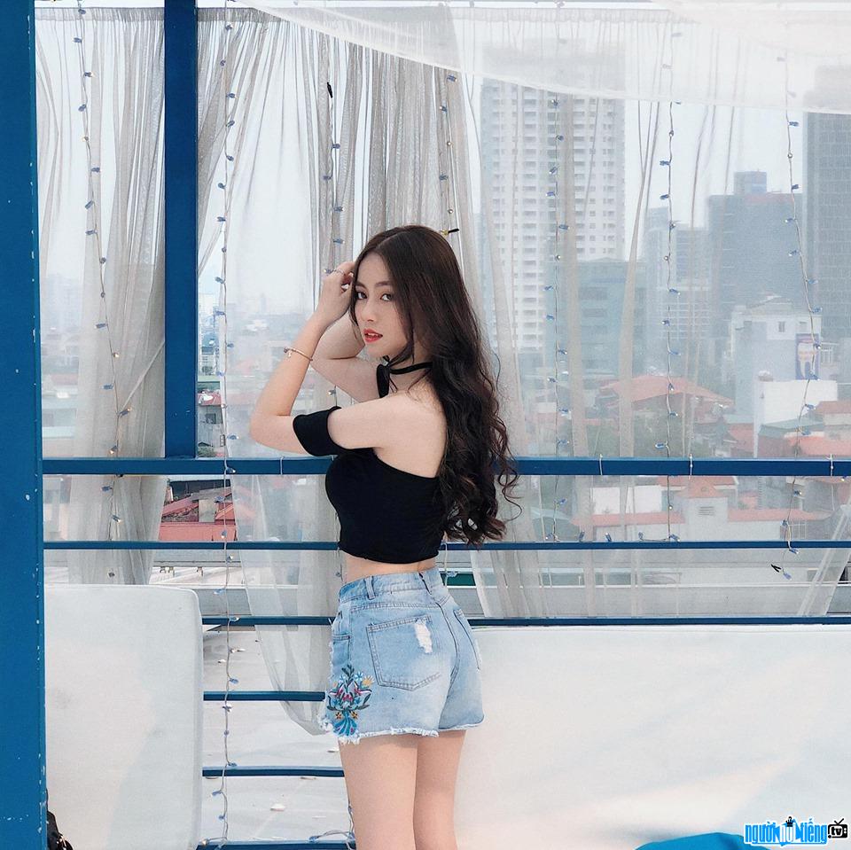 Van Giang shows off her sweet figure with off-shoulder top and shorts