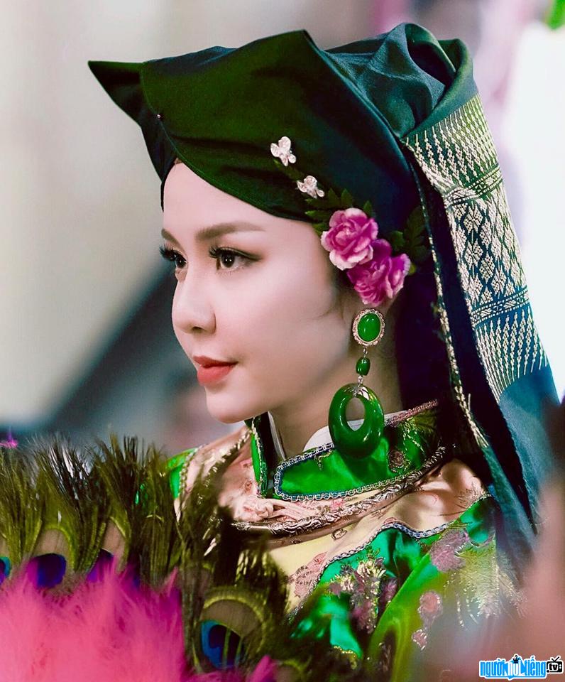  beautiful Tieu Phuong goes to ask for luck
