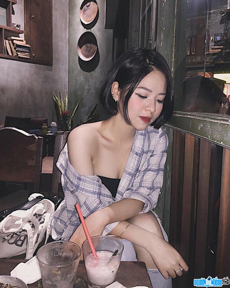  Thu Thuy shows off her attractive bare shoulders