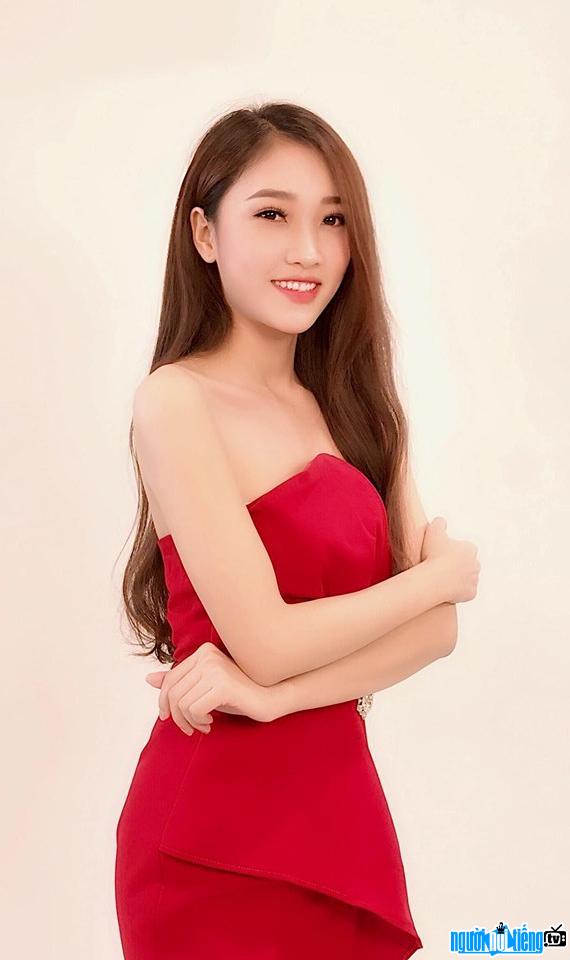  Le Thu showed off her sexy bare shoulders