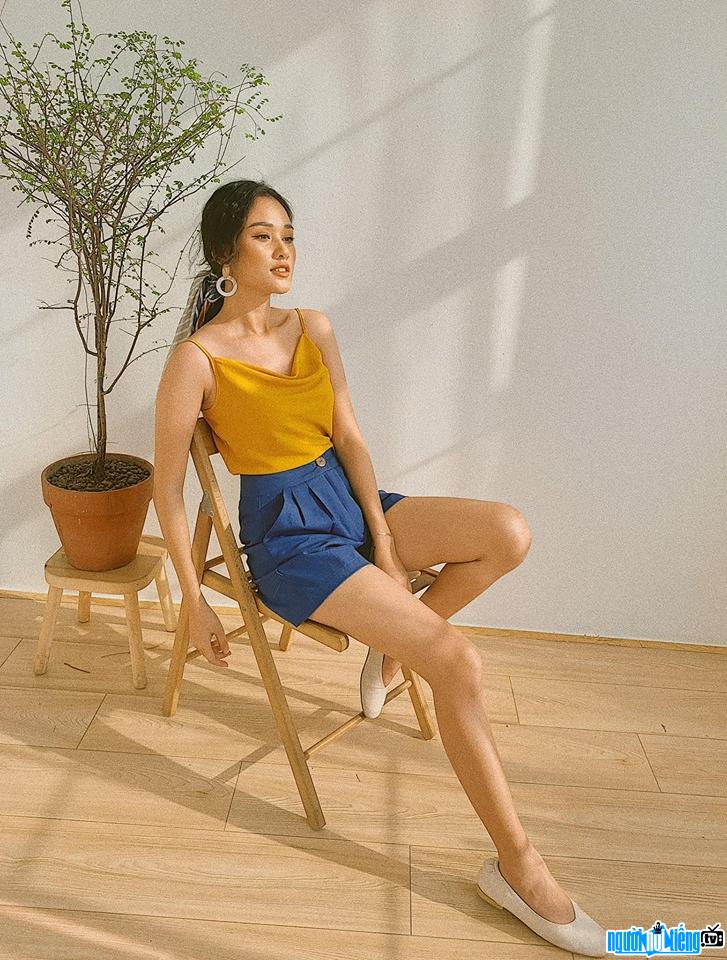 Thu Ha is beautiful with a two-piece shirt