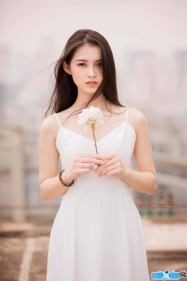 Khánh Linh xinh đẹp mỏng manh bên hoa