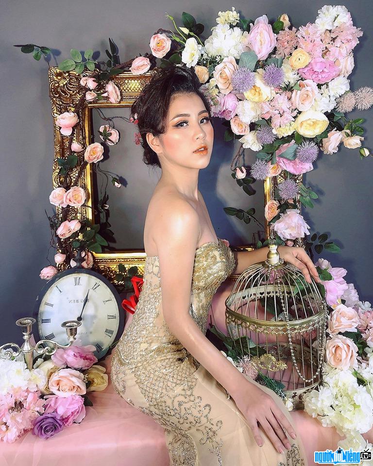  Thu Huong is beautiful and charming
