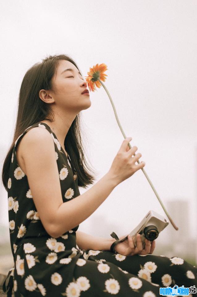  Ngoc Diep posing with flowers
