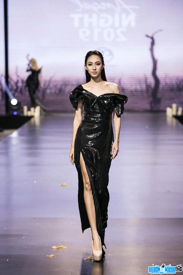  Thu Hien with confident steps on the catwalk