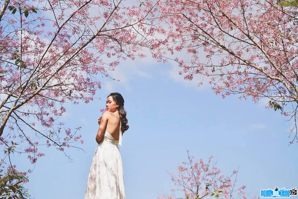  Thuy Duong showing off her figure with cherry blossoms