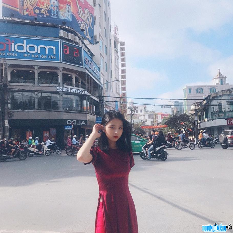  The image of Phan Hang is gentle and feminine with a red dress