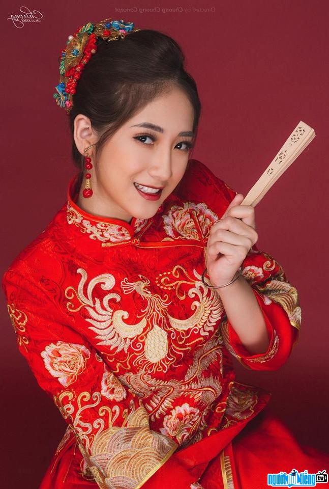 Hình ảnh Linh Hoàng xinh đẹp với áo dài đỏ