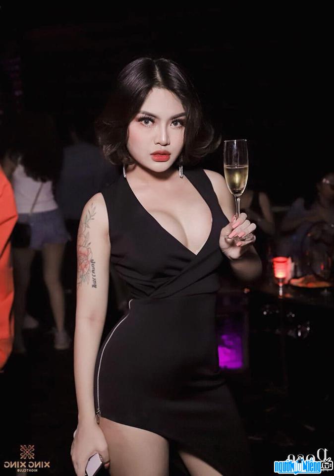  Thanh Van shows off her sexy body with a black dress