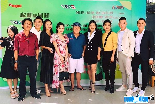  Ho Ngoc Xum took souvenir photos with young artists