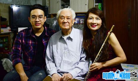 Photo of flute artist Nguyen Dieu Hong with his father-in-law and son