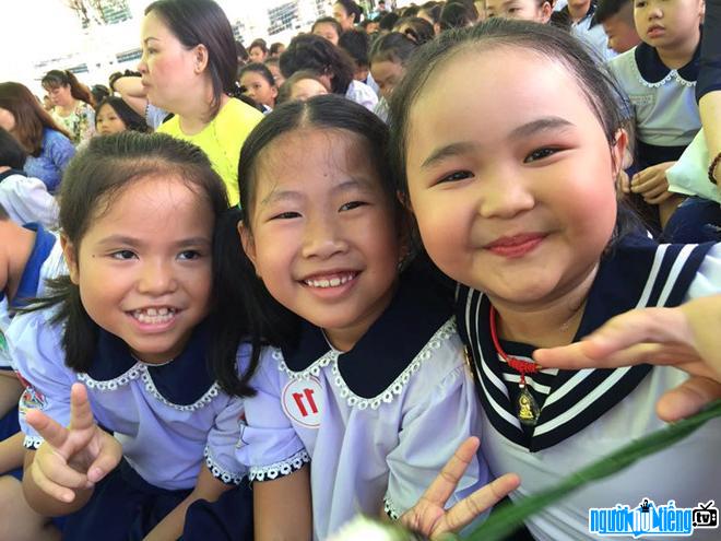  Nguyen Ngoc Kim Thu and other committees at school