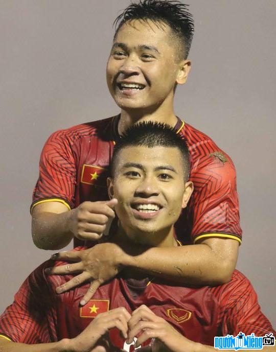 Hình ảnh cầu thủ Đinh Thanh Bình và đồng đội đang ăn mừng chiến thắng