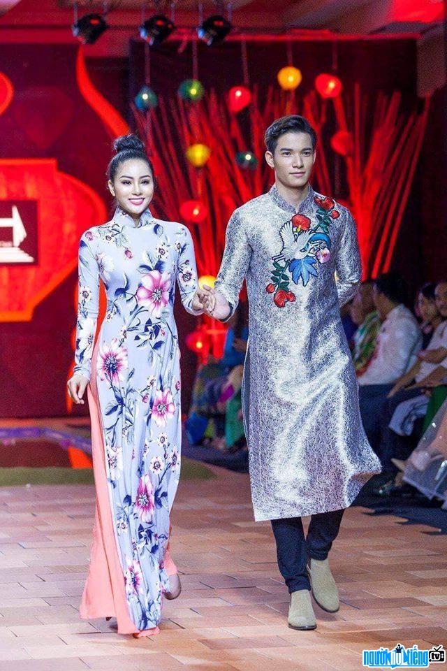  Image of model Sy Hung in a show of ao dai