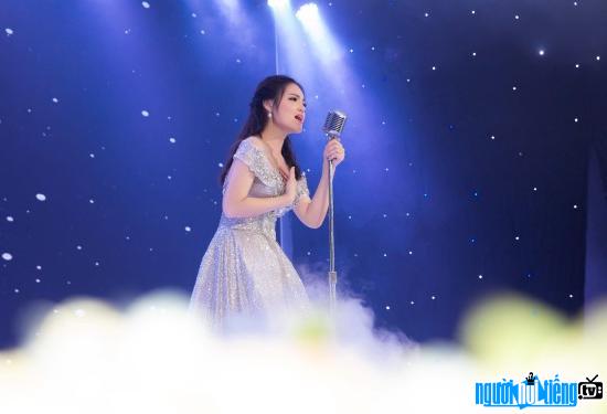 Hình ảnh ca sĩ Sunny Đan Ngọc đang biểu diễn trên sân khấu