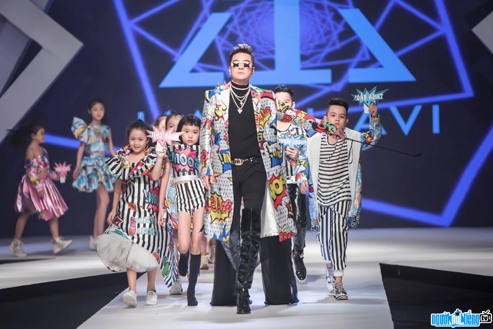  Picture of child actor Nguyen Ngoc Ngan Chi confidently performing catwalk