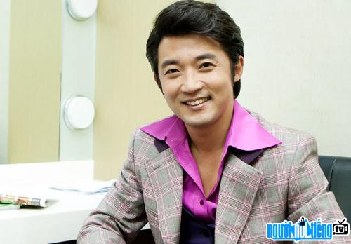 A new photo of singer Ahn Jae Wook