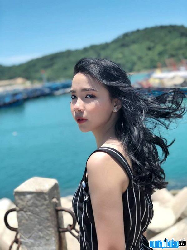  Hotface Pham Linh Chi is radiant in front of the sea