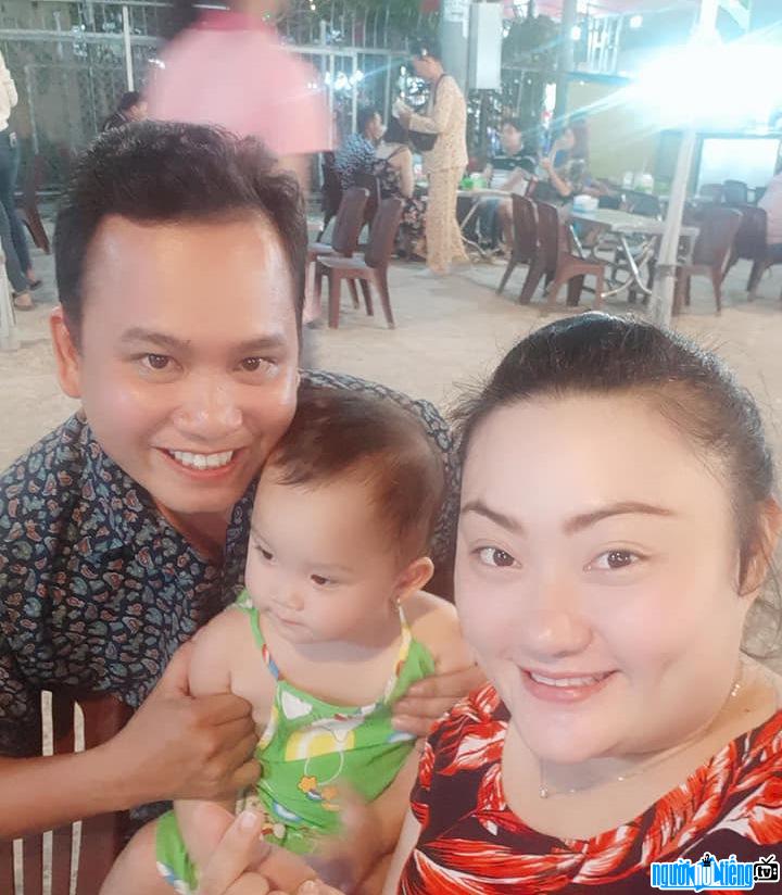  Photo of reformed artist Pham Huyen Tram happy with her husband and son
