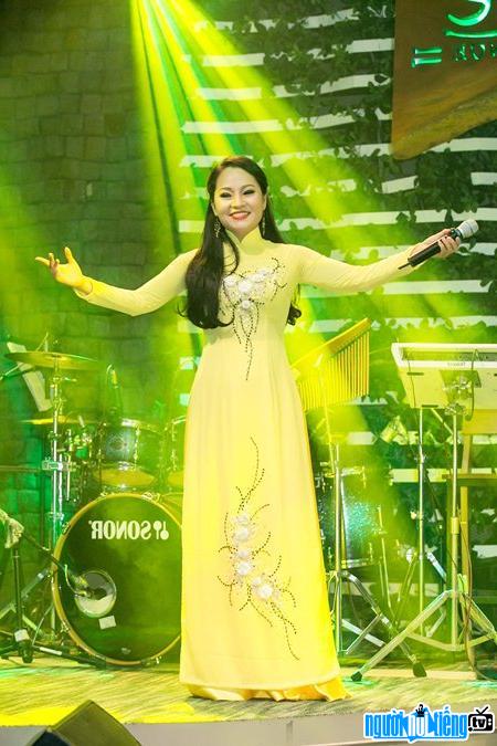 Picture of singer Duong Khanh Hoa performing on stage