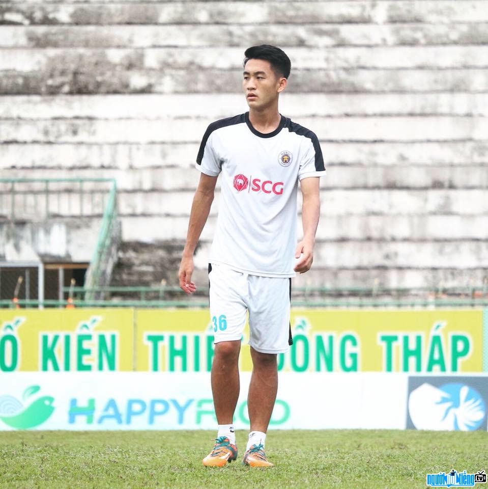 Hình ảnh cầu thủ Lê Xuân Tú trên sân cỏ