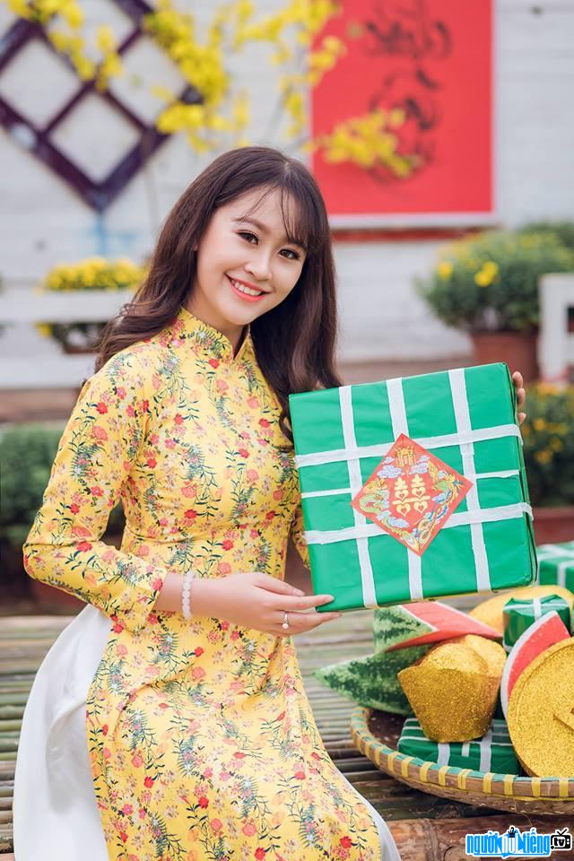 Hoàng Anh xinh đẹp trong tà áo dài ngày tết