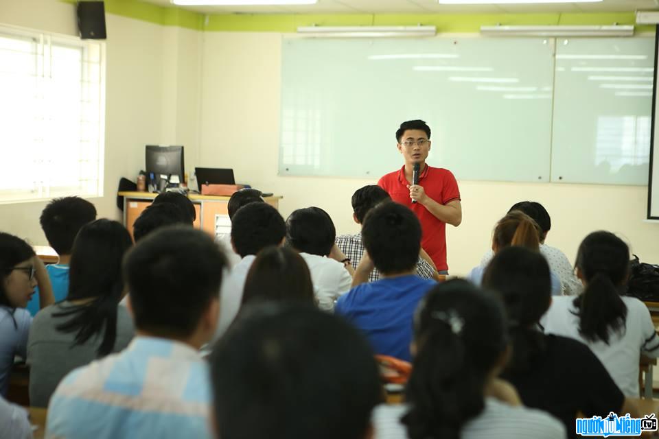  Teacher Nguyen Ba Tuan in class