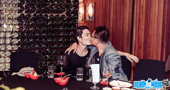 He had a passionate kiss with his lover Tommy Le