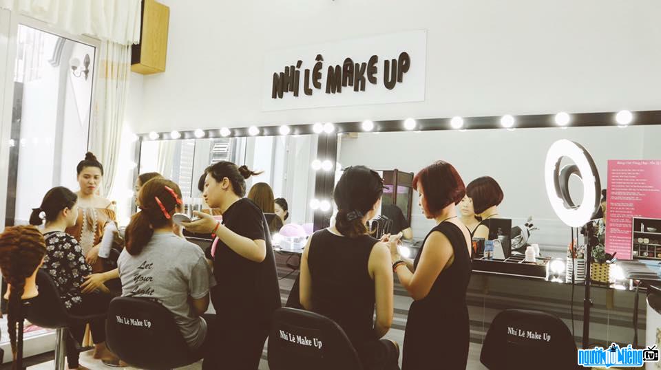  Nhi Le's makeup class